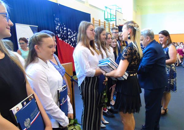 absolwenci13 2019.JPG