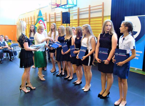 absolwenci24 2019.JPG