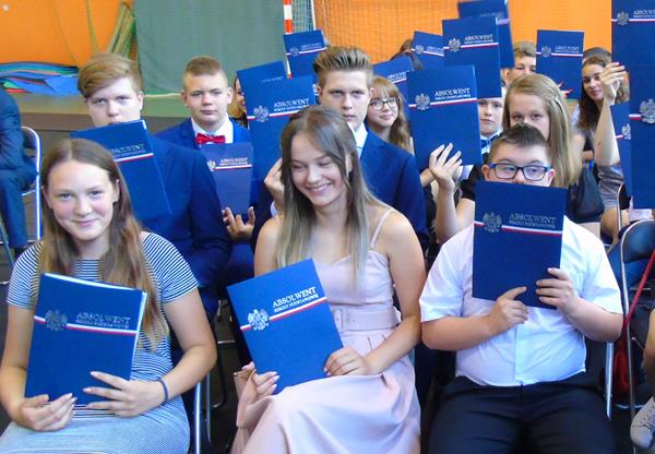 absolwenci31 2019.JPG