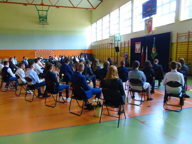 absolwenciSP8 2021.JPG