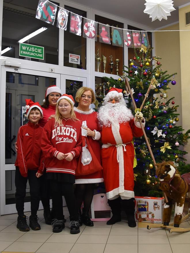 choinka szkola3 2022.JPG