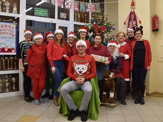 choinka szkola4 2022.JPG