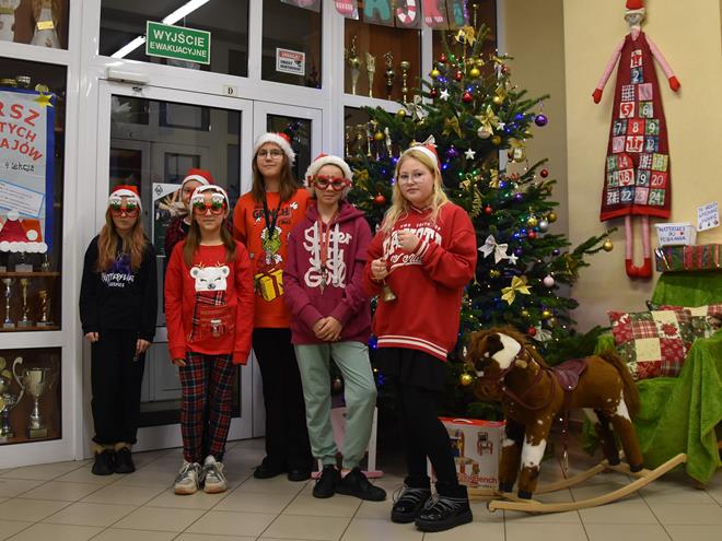 choinka szkola5 2022.JPG