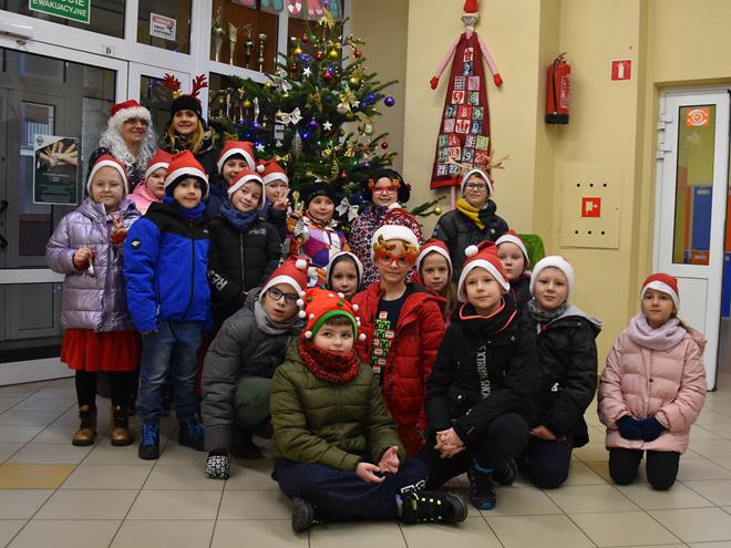 choinka szkola6 2022.JPG