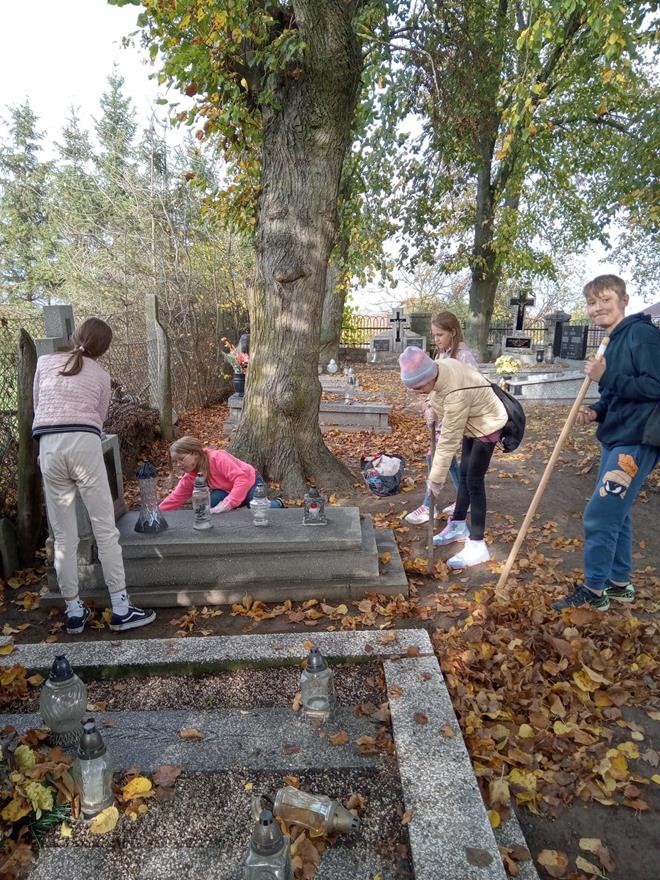 cmentarz sprzatanie1 2022.jpg