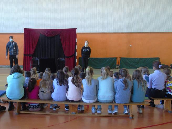 kurtyna spektakl4 2021.JPG