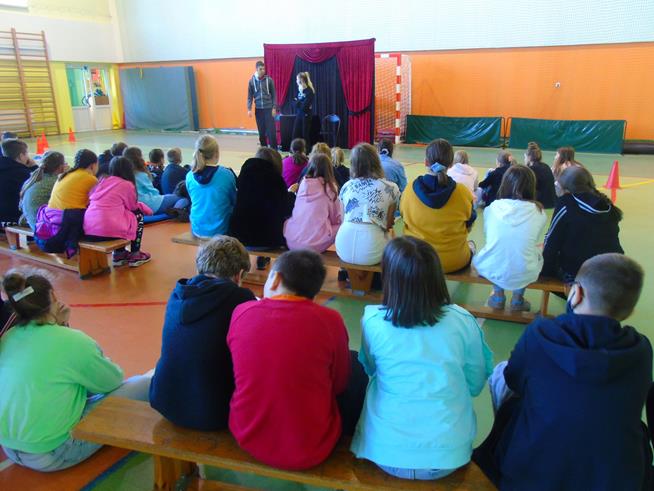 kurtyna spektakl6 2021.JPG