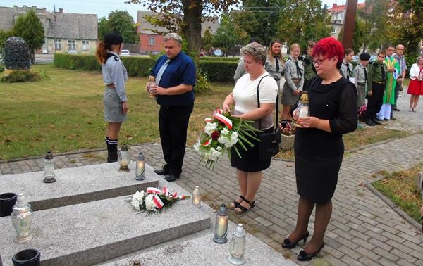 kwiaty pomnik wojna2018.JPG