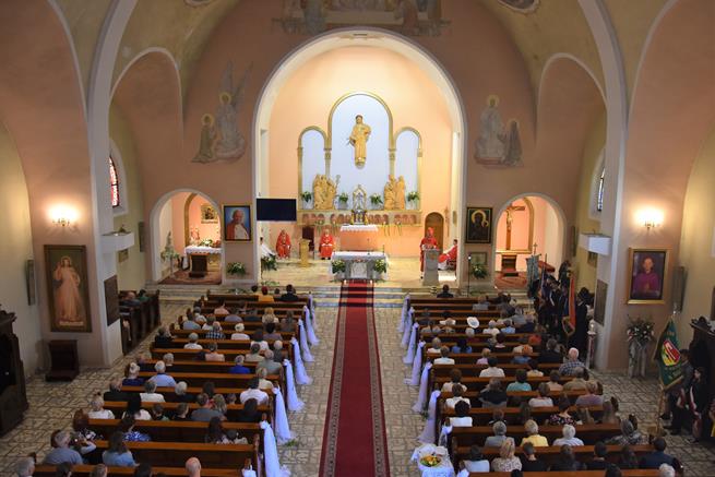 poczet 100 latparafii 5 2022.JPG