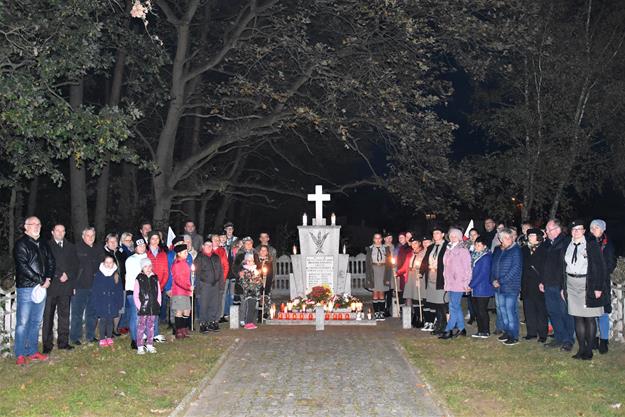 pomnik pod lasem 2019 1.JPG