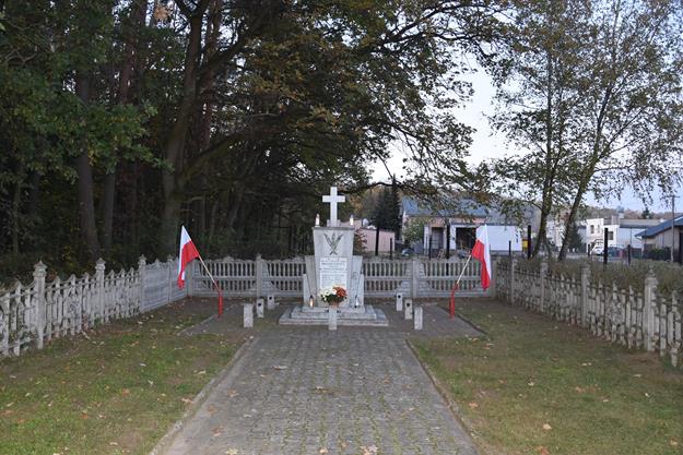 pomnik pod lasem 2019 10.JPG