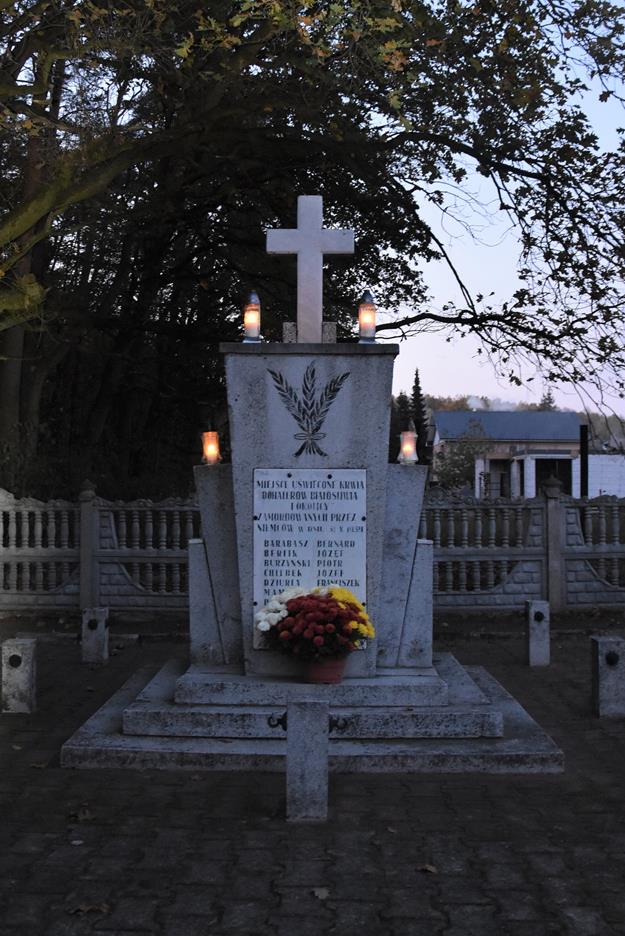 pomnik pod lasem 2019 2.JPG