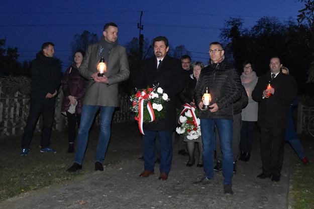 pomnik pod lasem 2019 3.JPG