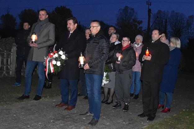 pomnik pod lasem 2019 4.JPG