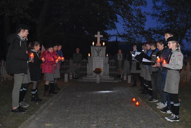 pomnik pod lasem 2019 5.JPG