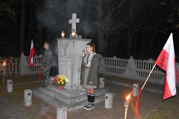 pomnik pod lasem 2019 6.JPG