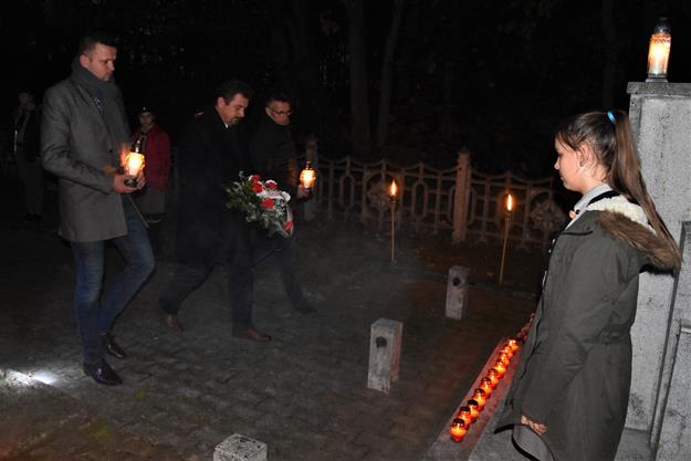 pomnik pod lasem 2019 7.JPG