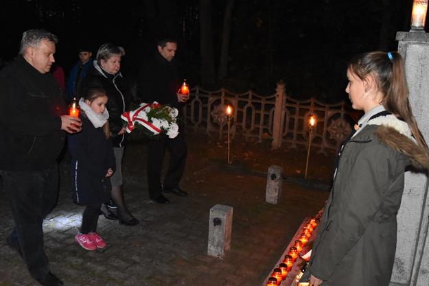 pomnik pod lasem 2019 8.JPG