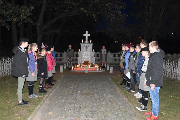 pomnik pod lasem 2019 9.JPG