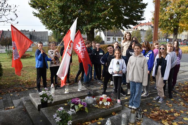 zapal znicz szkola4 2022.JPG