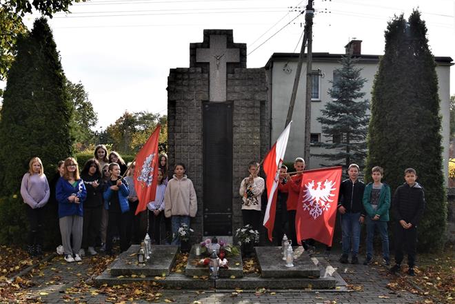 zapal znicz szkola5 2022.JPG